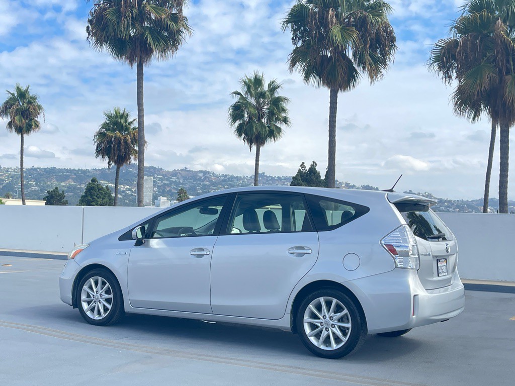 2013 Toyota Prius Image 14