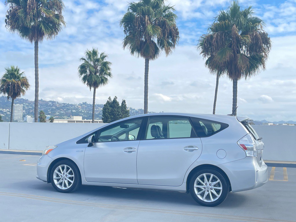 2013 Toyota Prius Image 15
