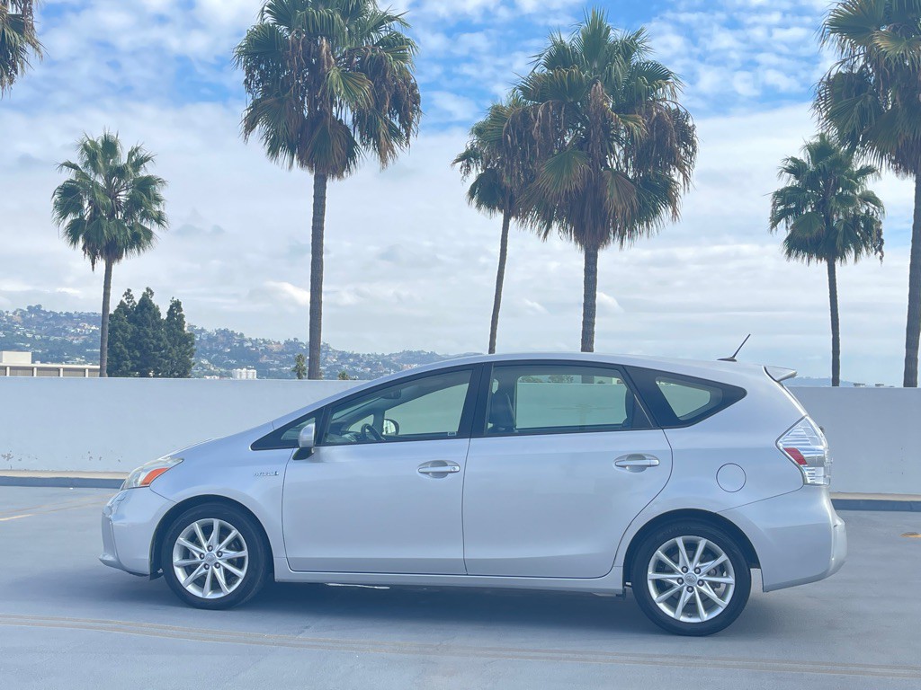 2013 Toyota Prius Image 16