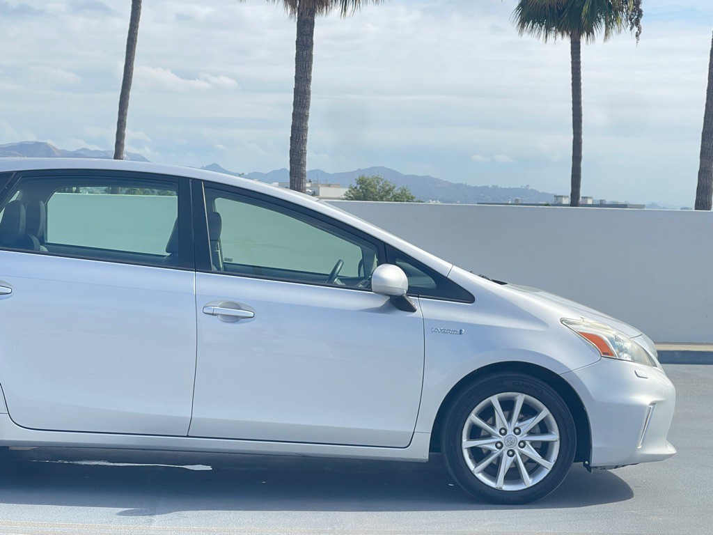 2013 Toyota Prius Image 28