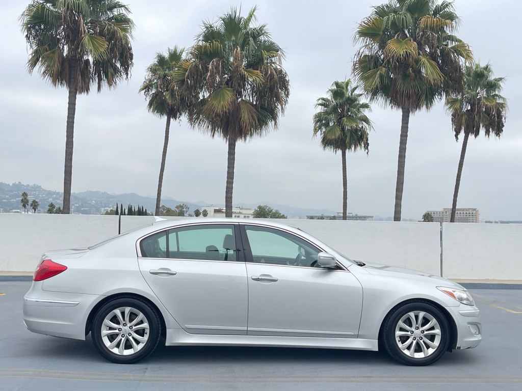 2012 Hyundai Genesis Image 3