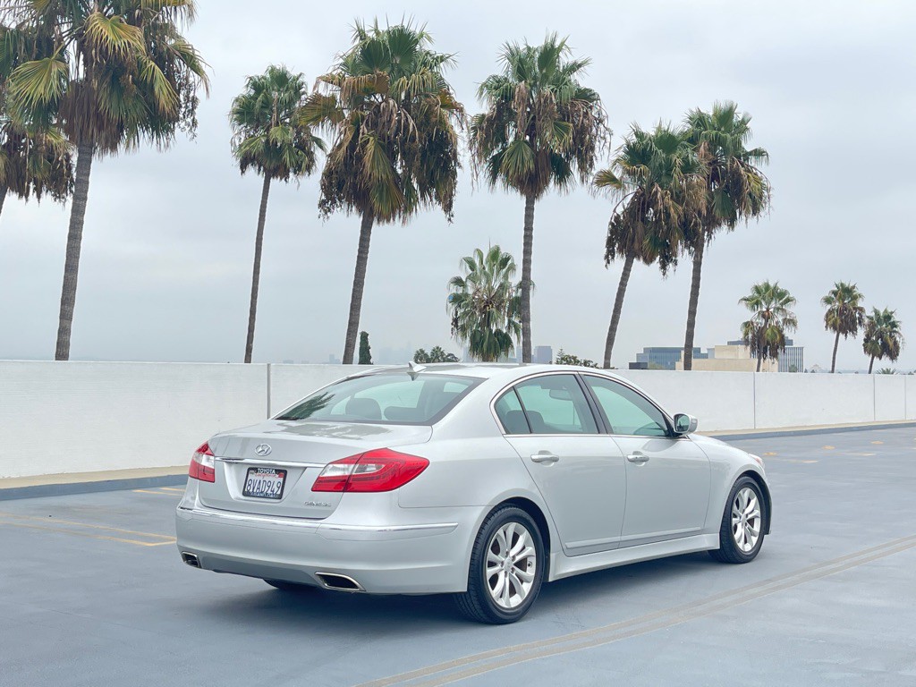2012 Hyundai Genesis Image 1
