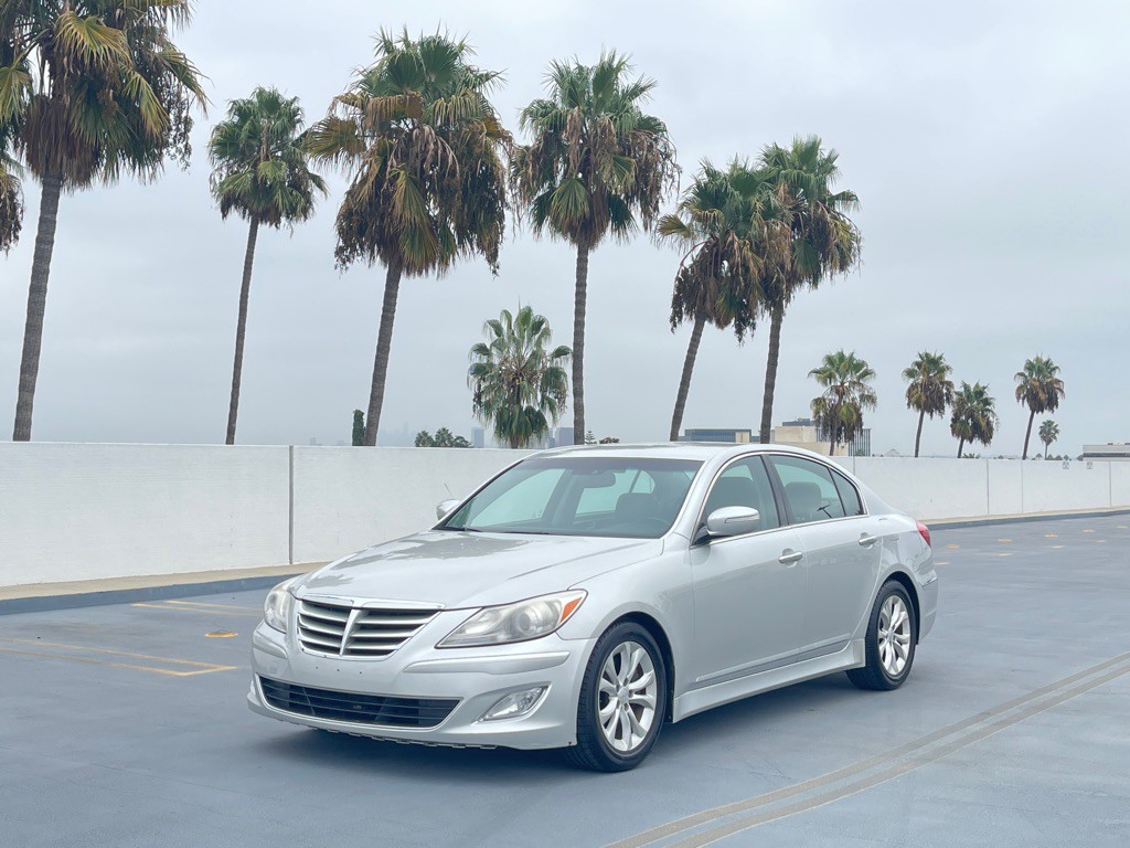 2012 Hyundai Genesis Image 2