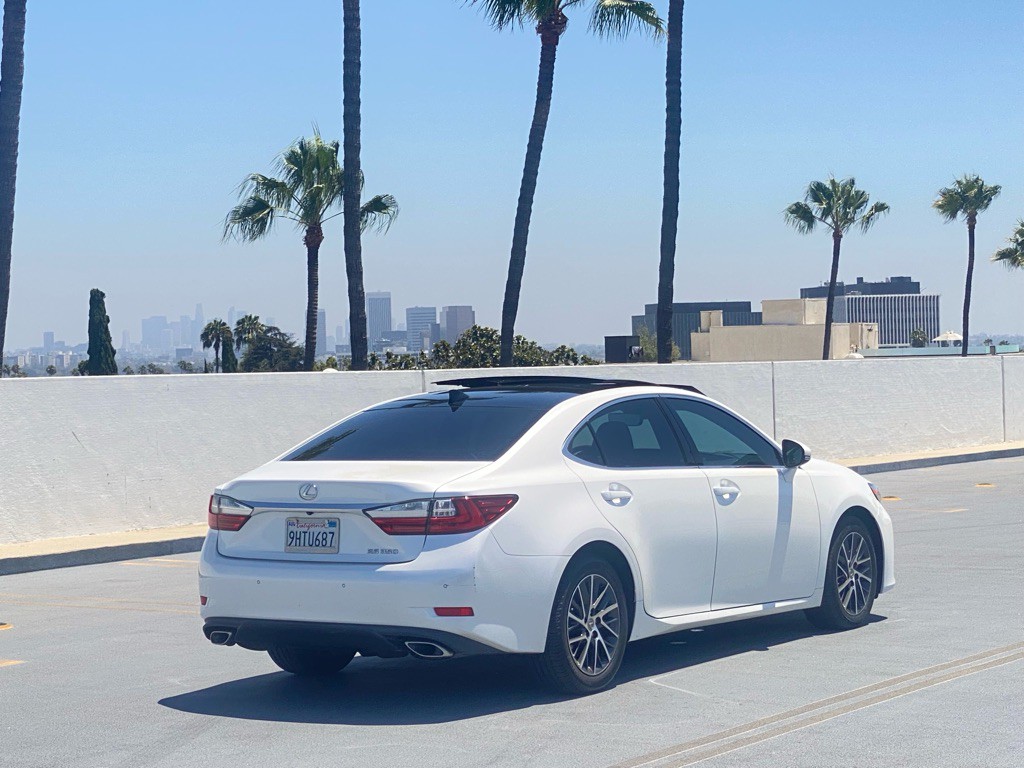 2017 Lexus ES Image 19