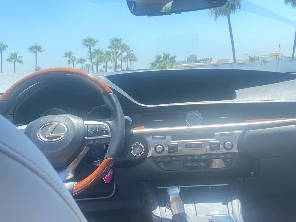 2017 Lexus ES Image 25