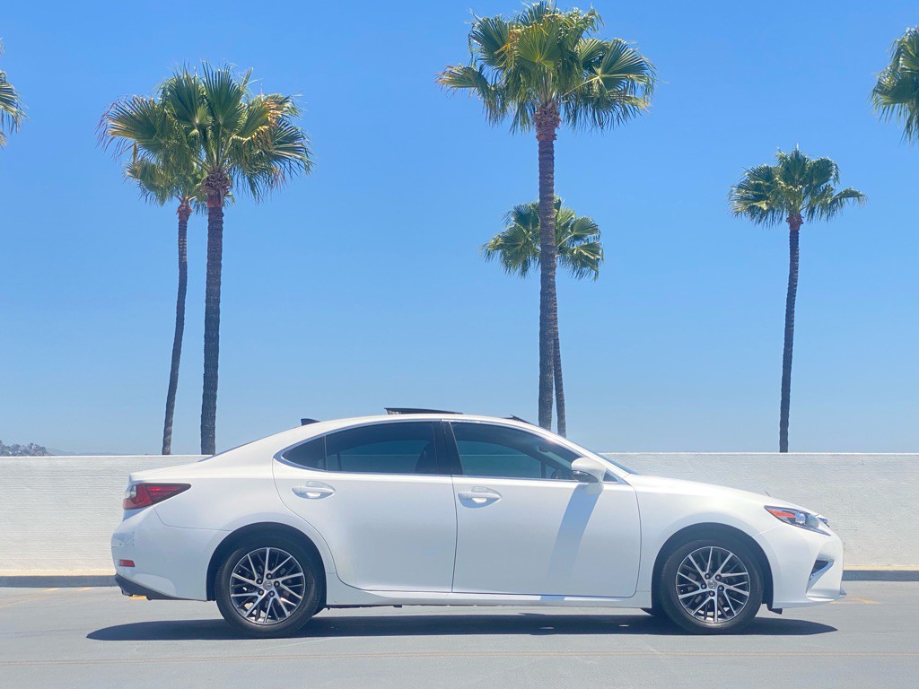 2017 Lexus ES Image 4