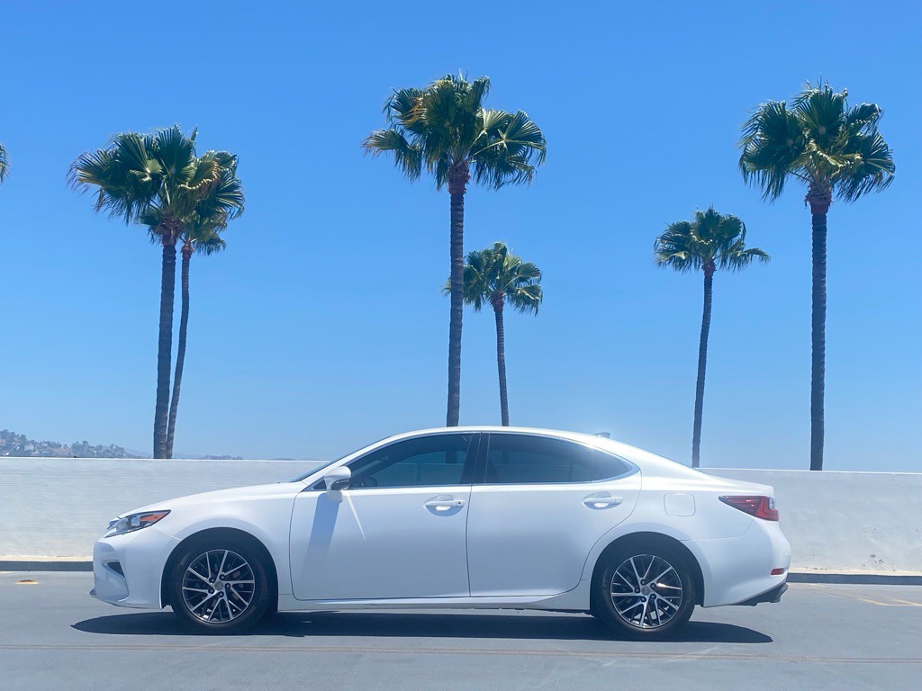 2017 Lexus ES Image 6