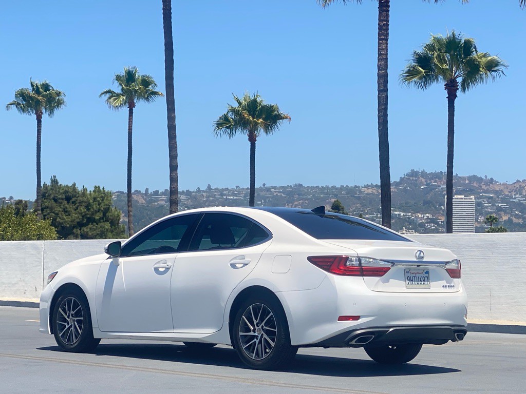 2017 Lexus ES Image 10