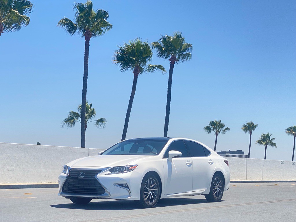 2017 Lexus ES Image 3