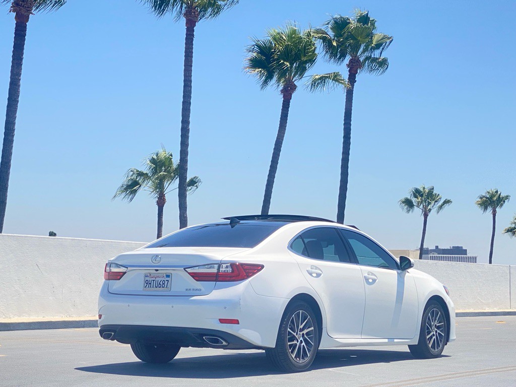 2017 Lexus ES Image 2