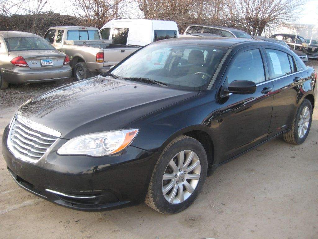 2012 Chrysler 200 Image 2