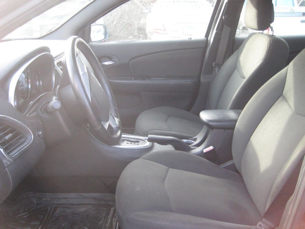 2012 Chrysler 200 Image 11
