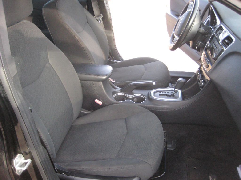 2012 Chrysler 200 Image 12