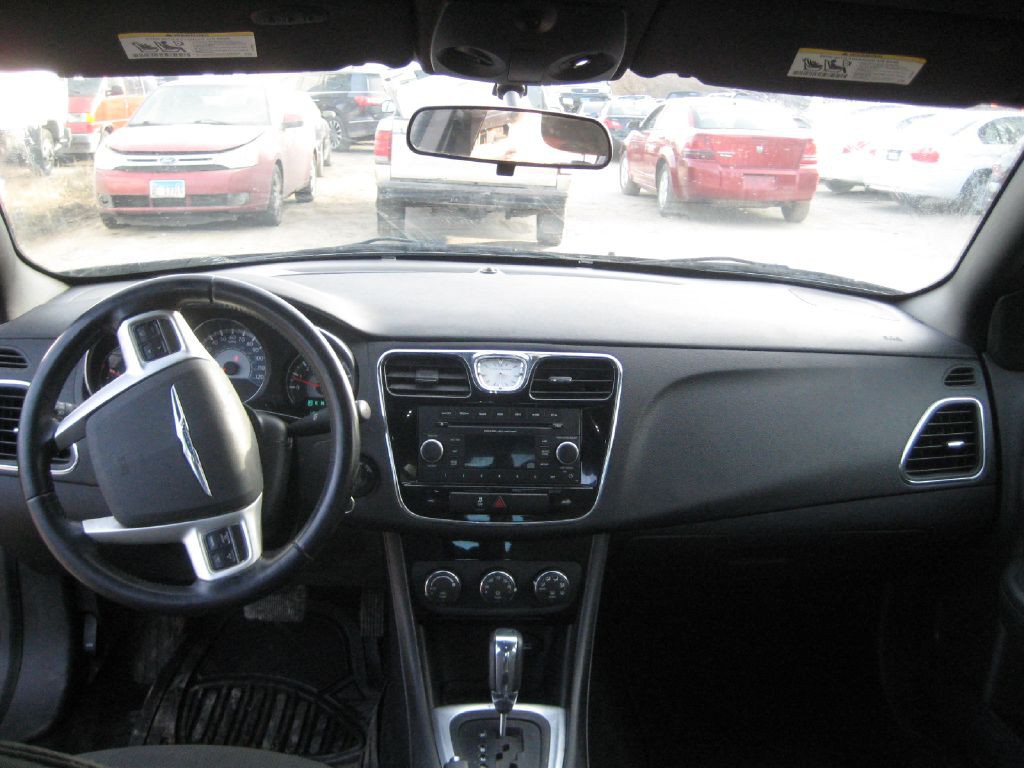 2012 Chrysler 200 Image 15