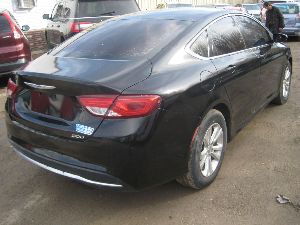 2015 Chrysler 200 Image 4