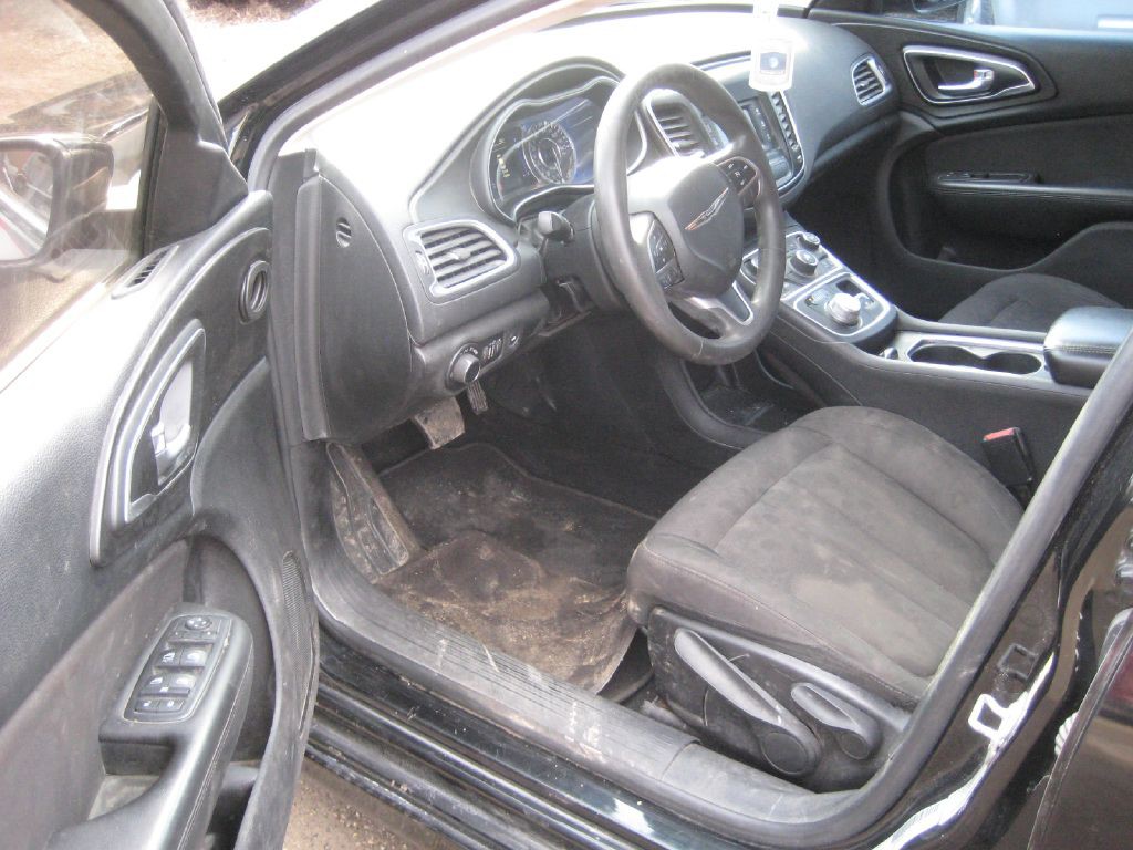 2015 Chrysler 200 Image 7