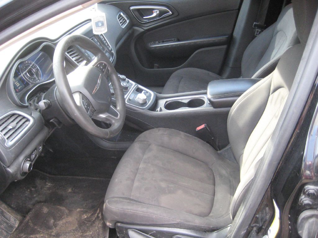 2015 Chrysler 200 Image 8