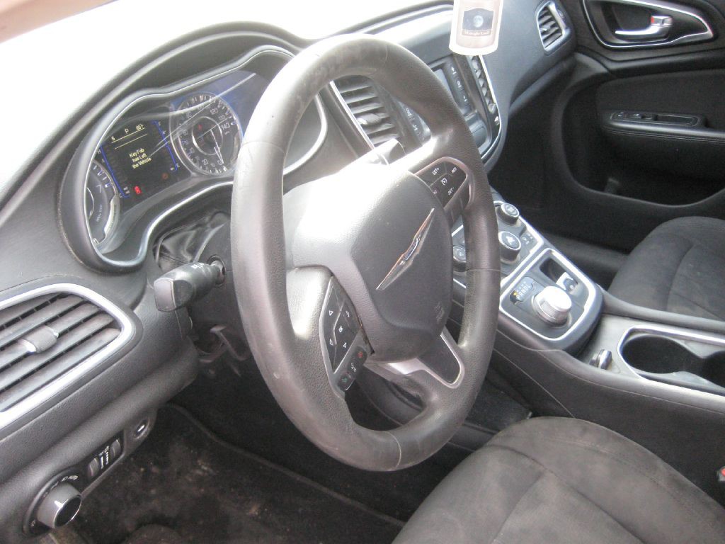 2015 Chrysler 200 Image 9