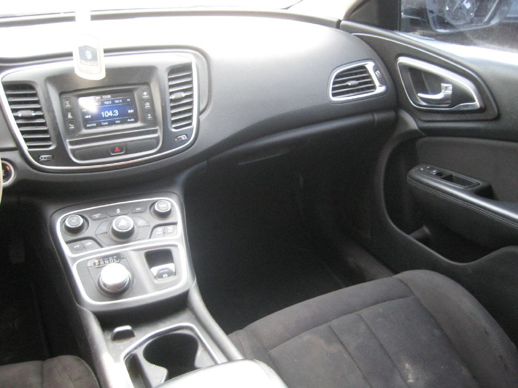 2015 Chrysler 200 Image 13