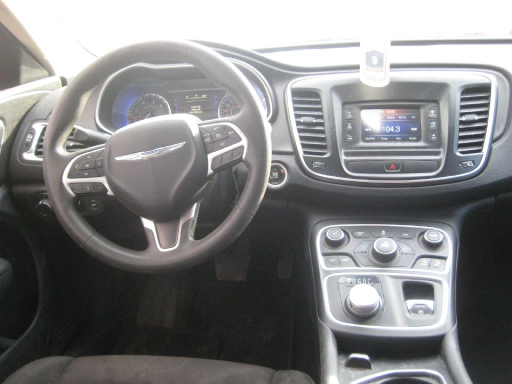 2015 Chrysler 200 Image 14