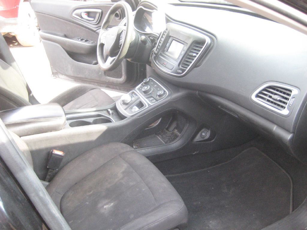 2015 Chrysler 200 Image 18