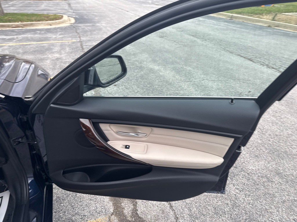 2015 BMW 3 Series Image 17