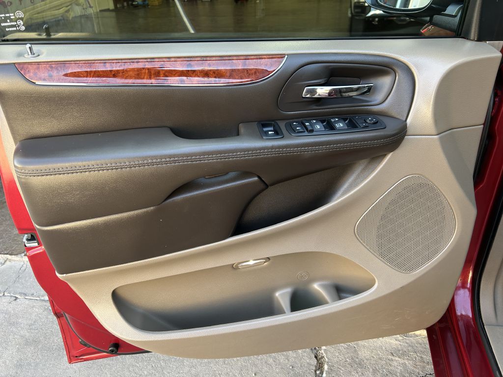 2014 Chrysler Town & Country Image 2
