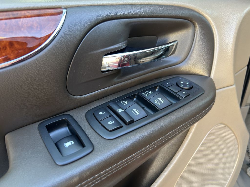 2014 Chrysler Town & Country Image 3