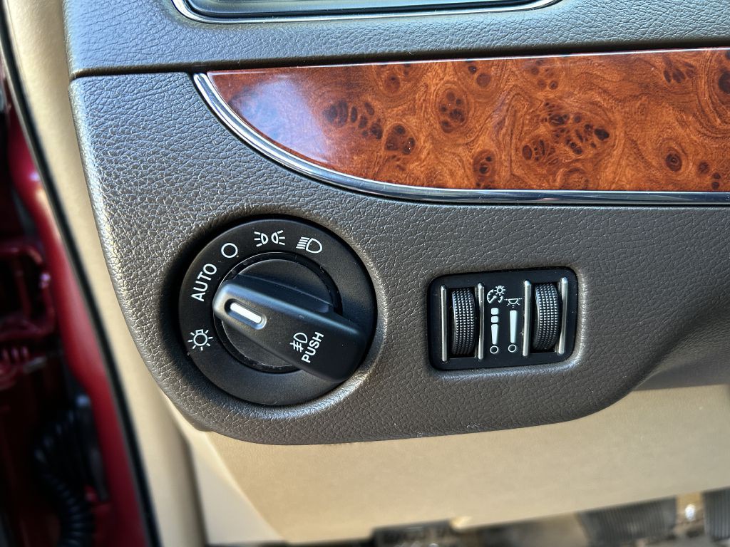 2014 Chrysler Town & Country Image 4