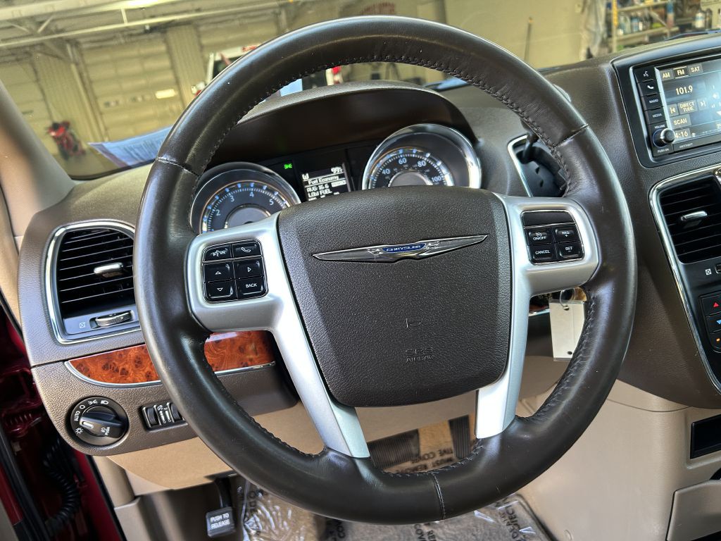 2014 Chrysler Town & Country Image 5