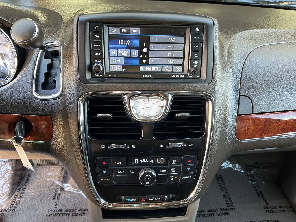 2014 Chrysler Town & Country Image 6