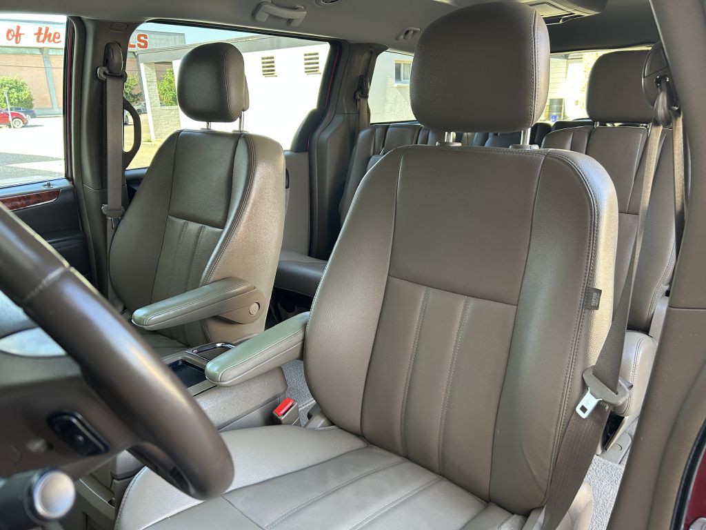 2014 Chrysler Town & Country Image 9