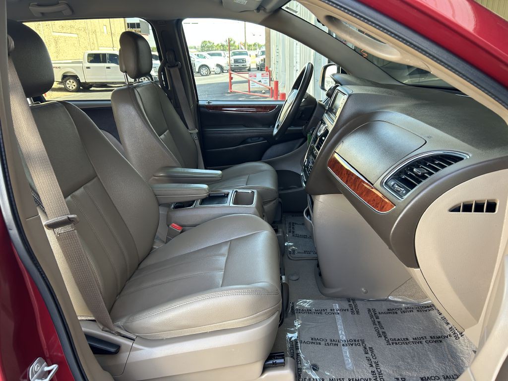 2014 Chrysler Town & Country Image 12
