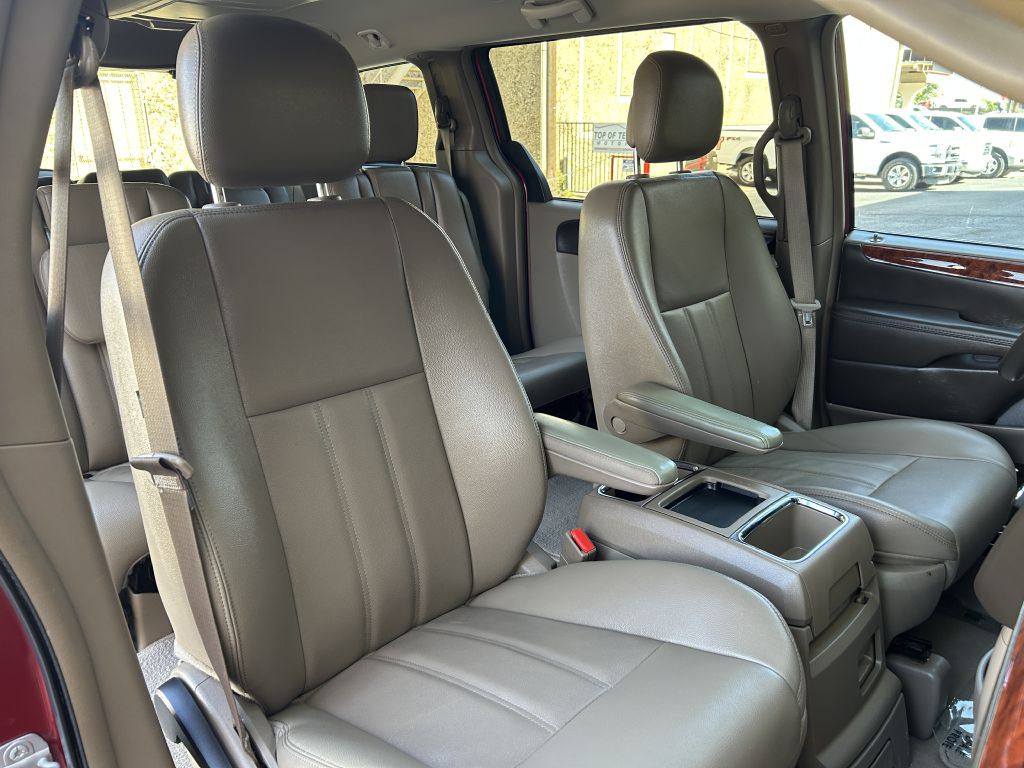 2014 Chrysler Town & Country Image 13