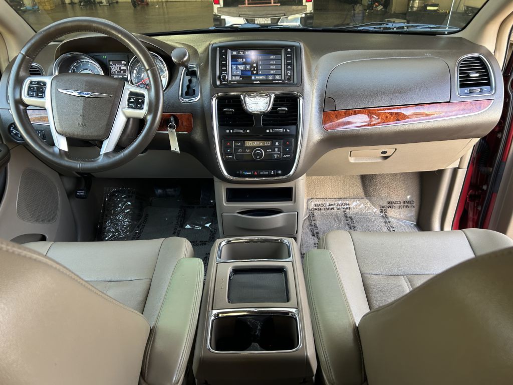 2014 Chrysler Town & Country Image 16
