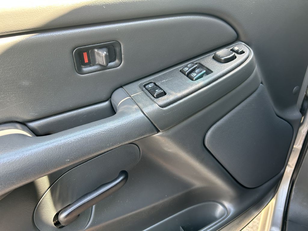 2006 GMC Sierra Image 2