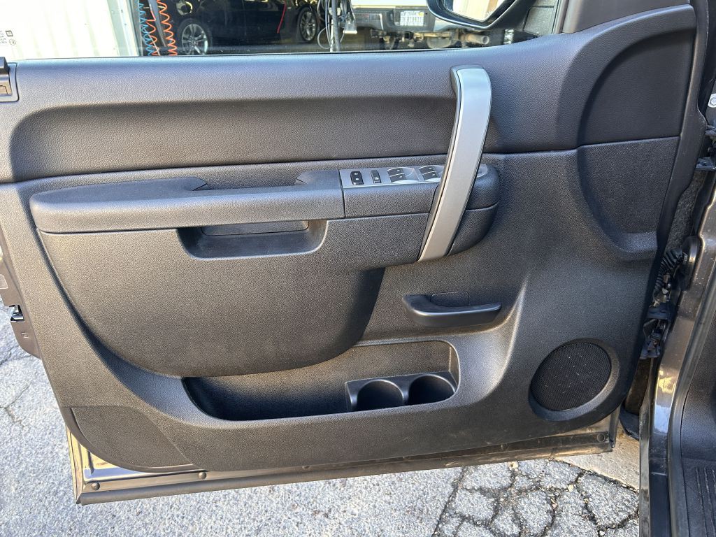 2010 GMC Sierra Image 2