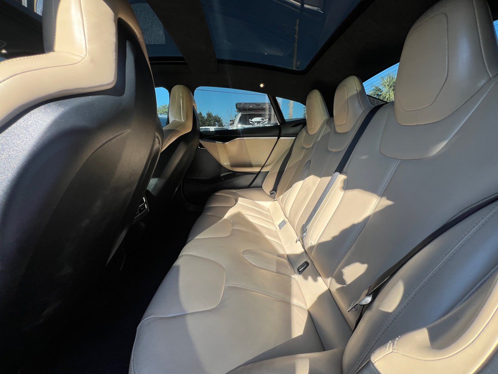 2015 Tesla Model S Image 5