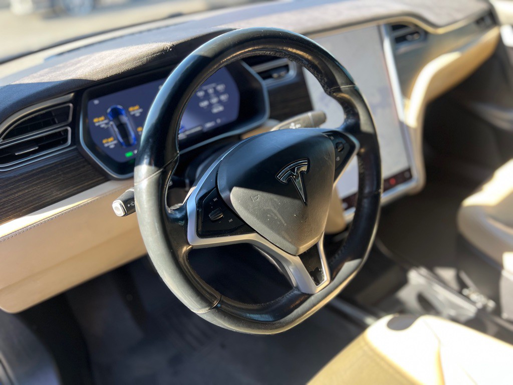 2015 Tesla Model S Image 7