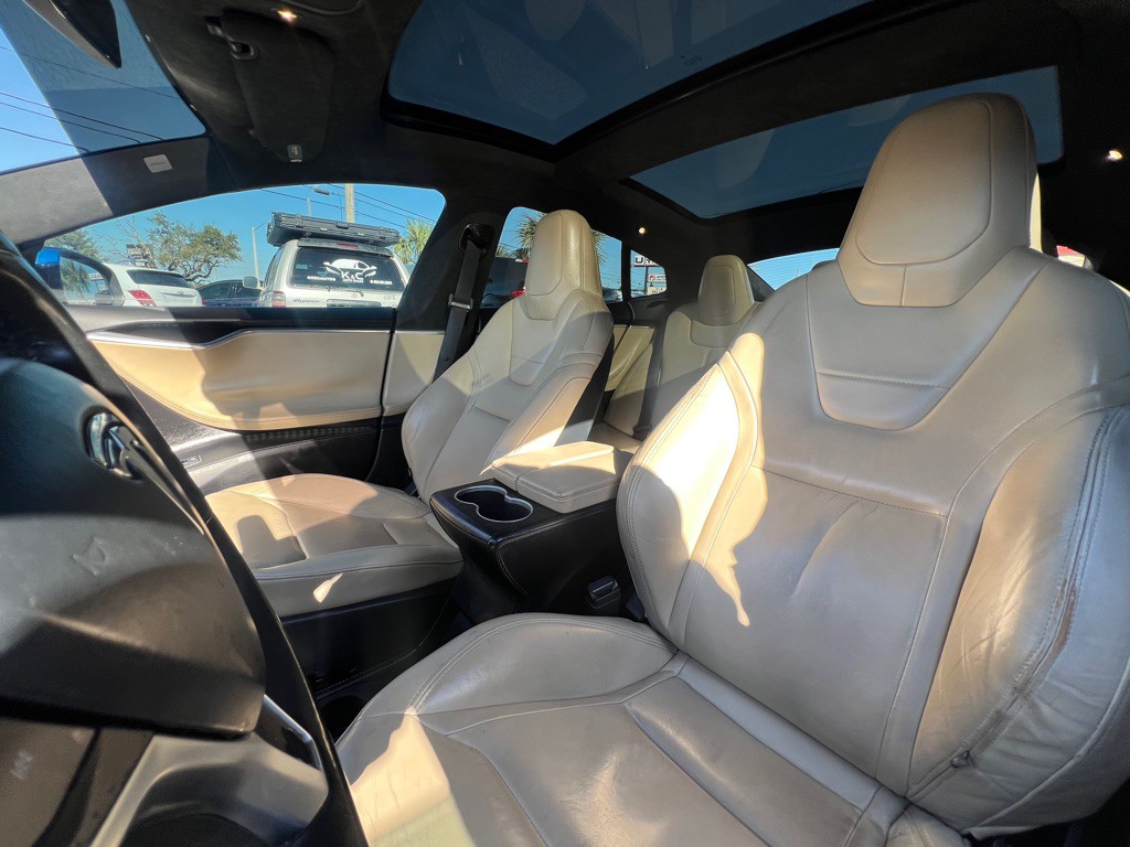 2015 Tesla Model S Image 8