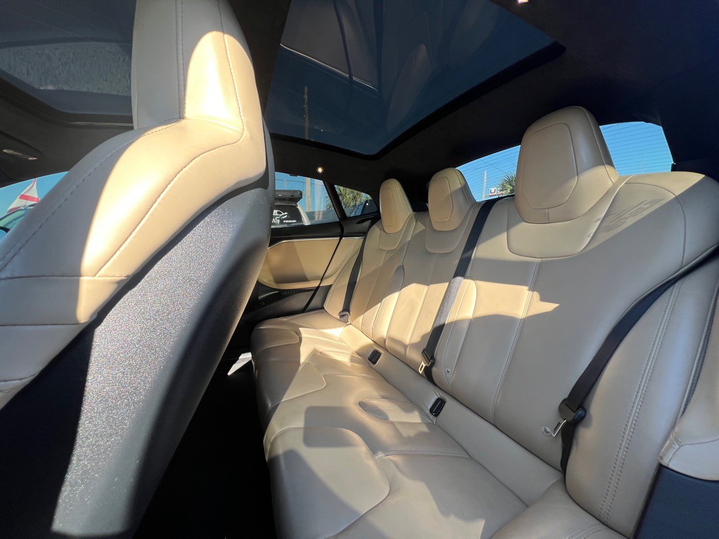 2015 Tesla Model S Image 9