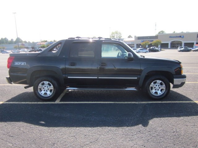 2005 Chevrolet Avalanche Image 1