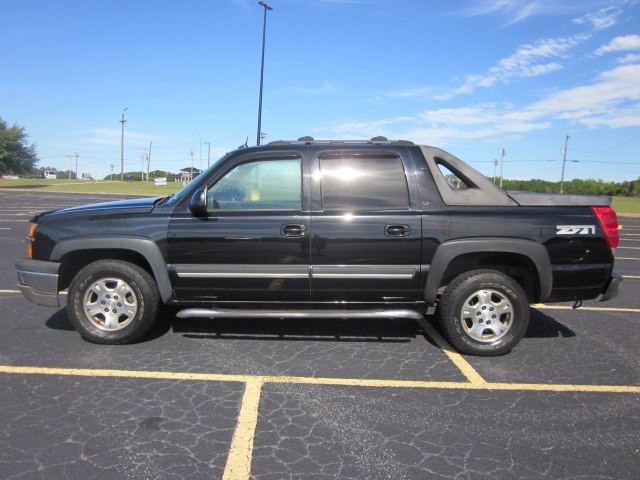 2005 Chevrolet Avalanche Image 3