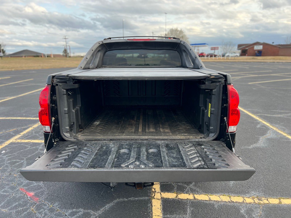 2005 Chevrolet Avalanche Image 11