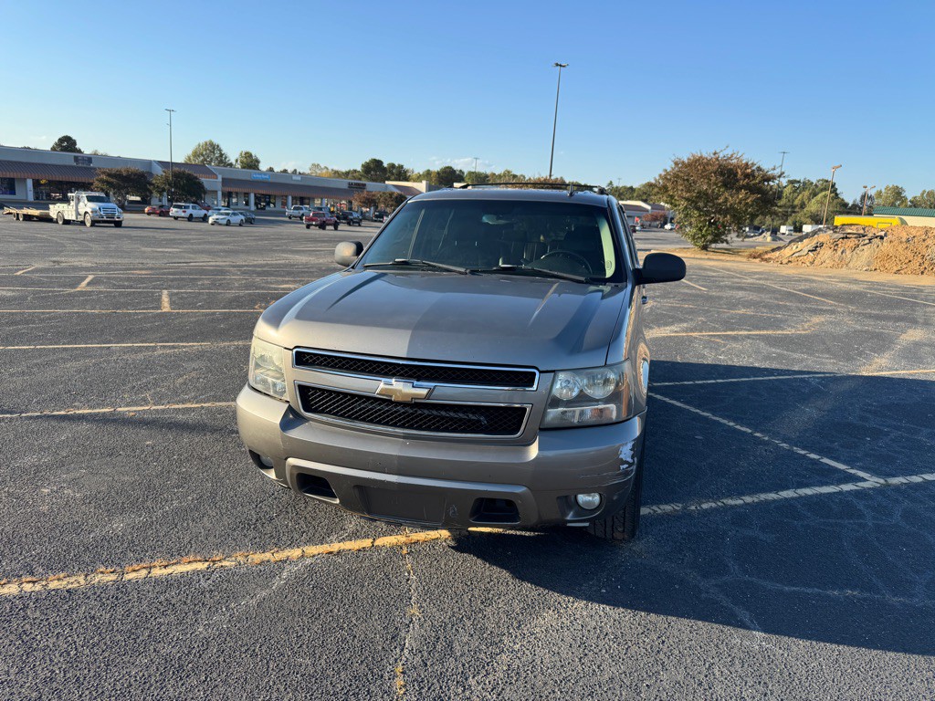 2007 Chevrolet Suburban Image 2