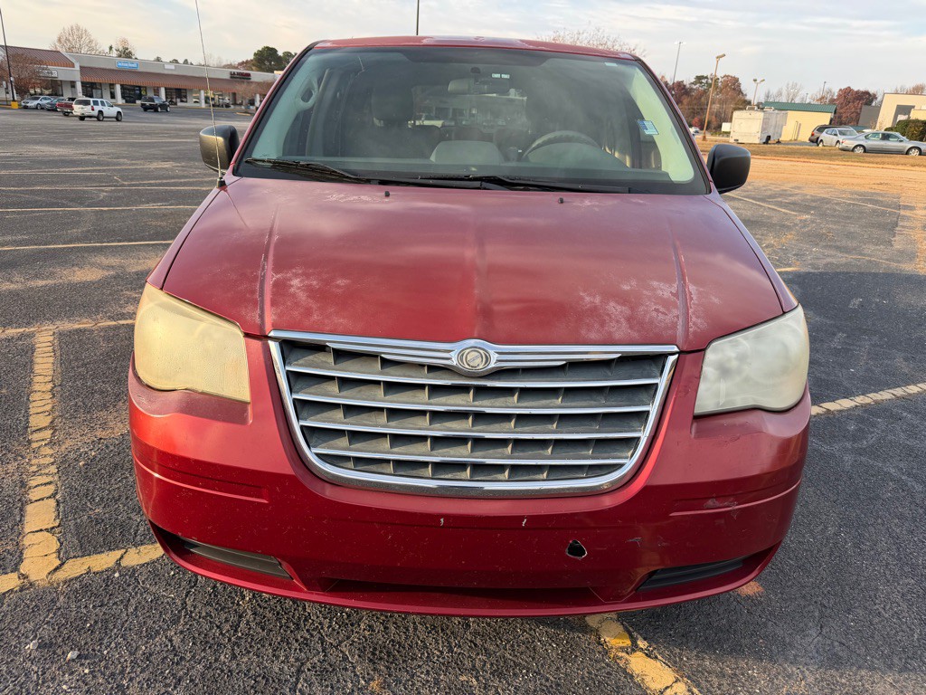 2010 Chrysler Town & Country Image 2