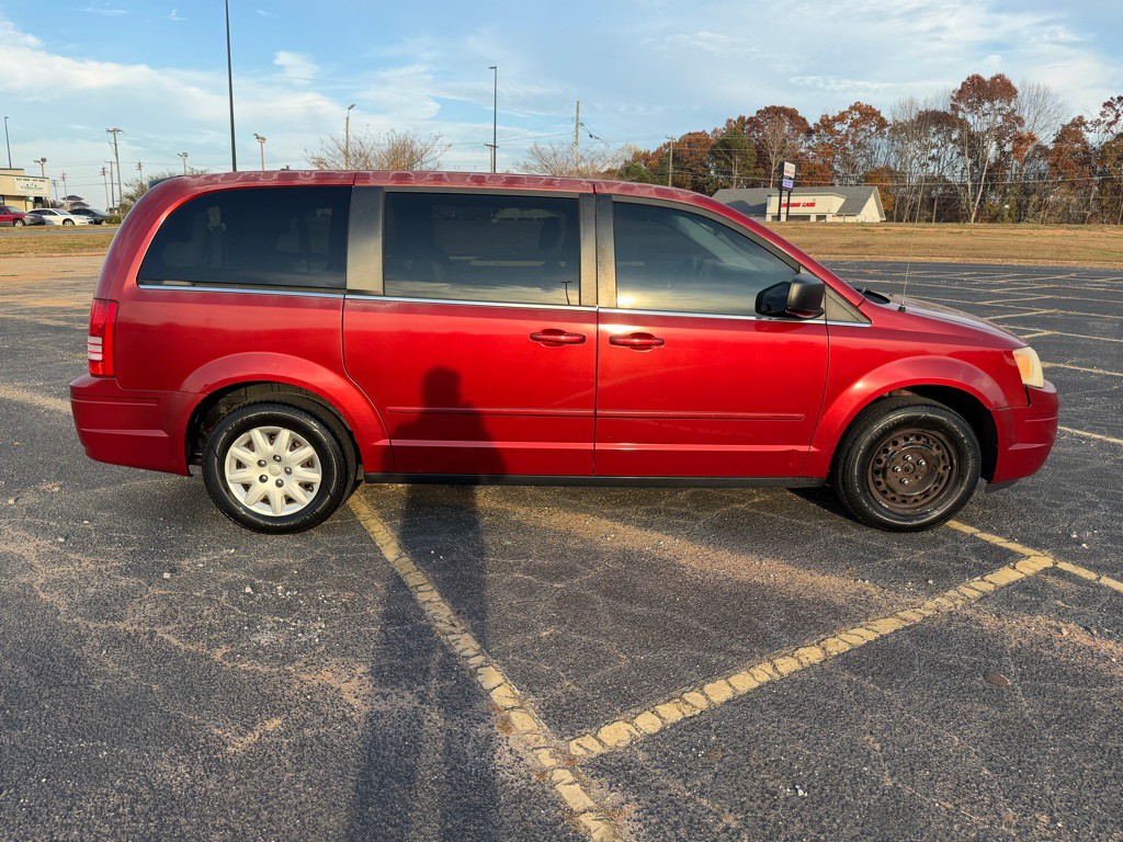 2010 Chrysler Town & Country Image 3