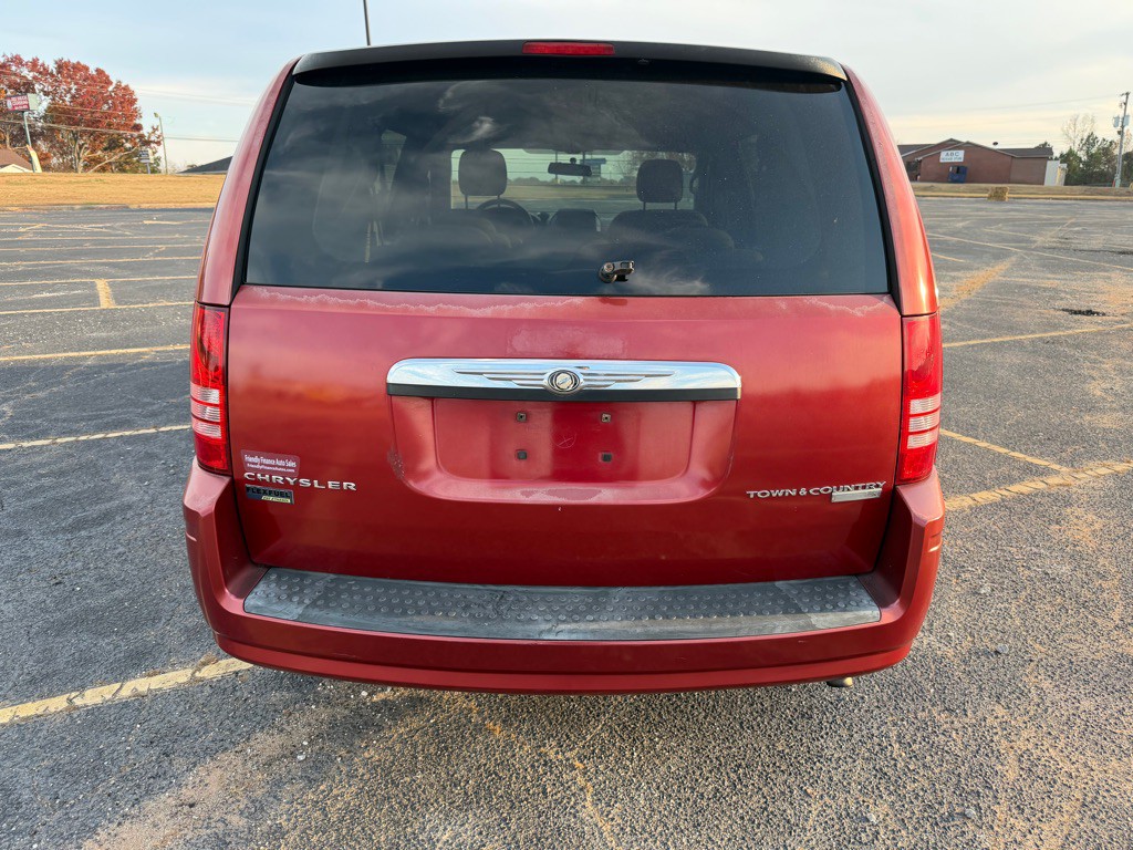 2010 Chrysler Town & Country Image 4