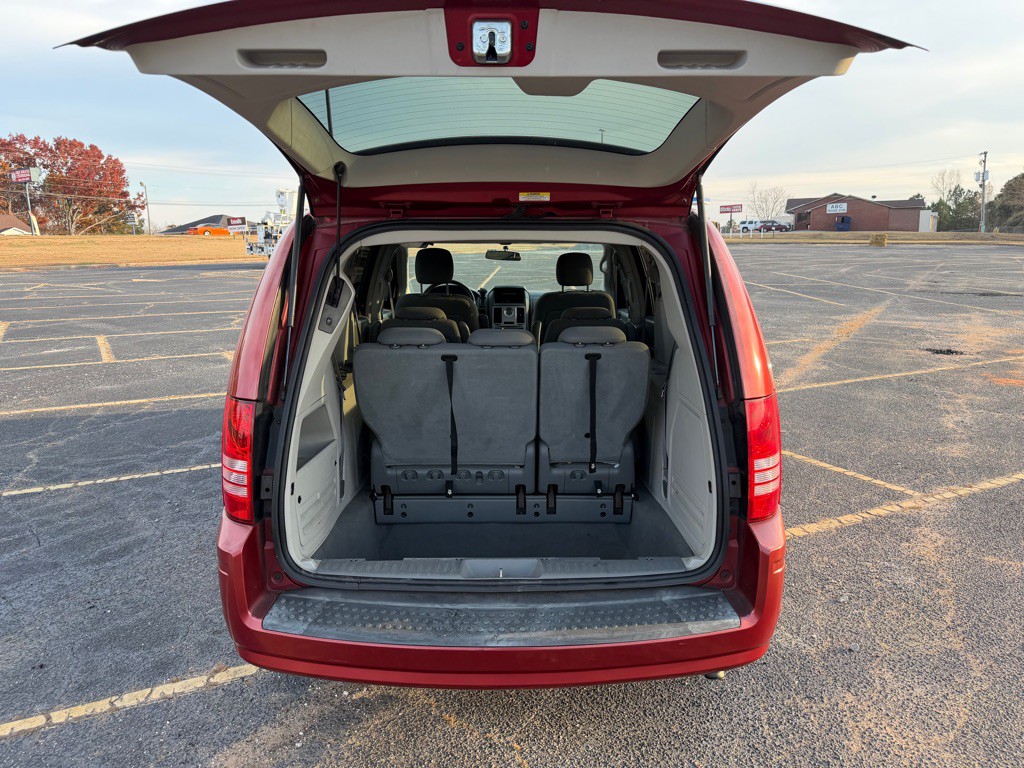 2010 Chrysler Town & Country Image 5