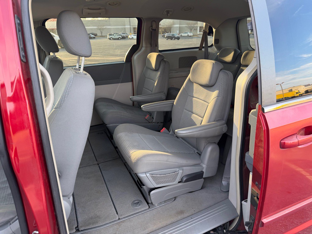 2010 Chrysler Town & Country Image 6